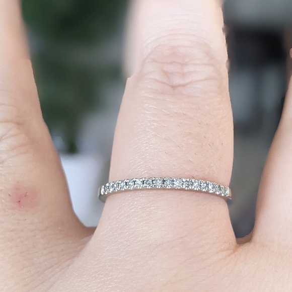 10K solid white gold diamond half eternity ring - Picture 6 of 12